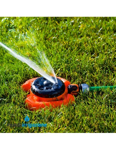 Irrigatore multitestina Stocker in funzione su prato